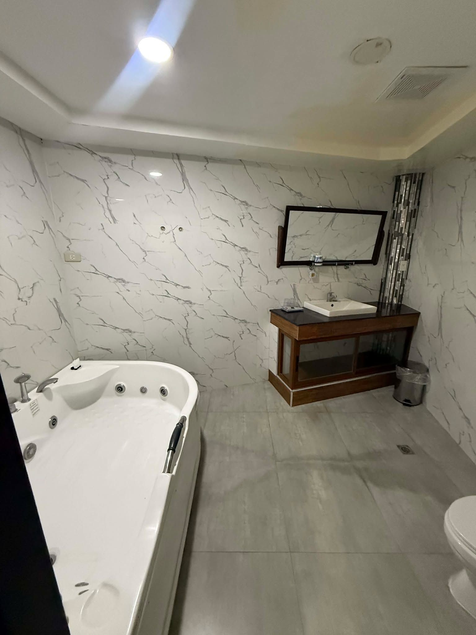 PRIME COMMERCIAL INVESTMENT in Bicol — real estate listing image 2